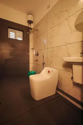 a bathroom with a sink and a toilet and a sink at Redstone Villa in Tāzhekkod
