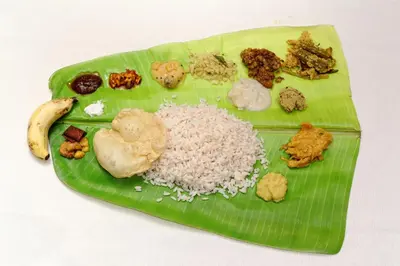 a green plate of food on a banana leaf at Vishnu Inn in Guruvāyūr