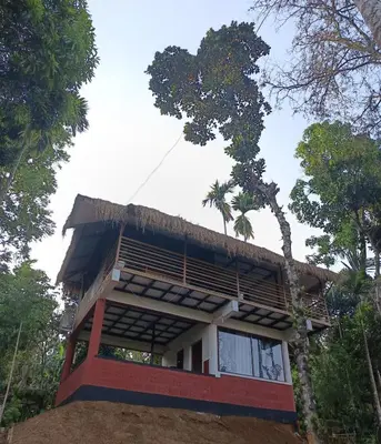 a house in the middle of a forest at KURUVA SHORELINE WAYANAD in Chekadi