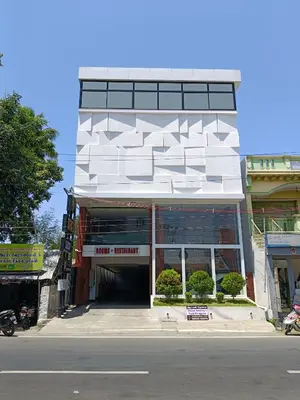 a white building with a lot of windows at HOTEL VARDHA Inn in Bhavāni