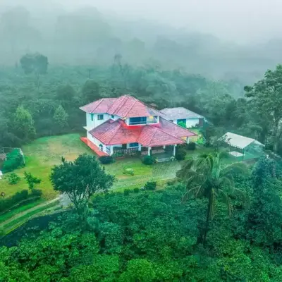 Stayvista at Mercara Hill Homestay with Outdoor Jacuzzi - Madikeri