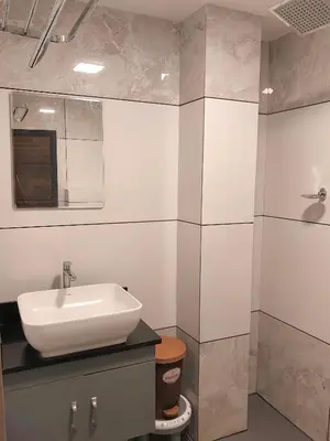 a bathroom with a sink and a mirror at Hotel Royal Wings in Elūr