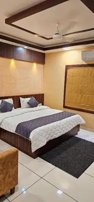 a bedroom with a large bed in a room at Hotel Royal Wings in Elūr