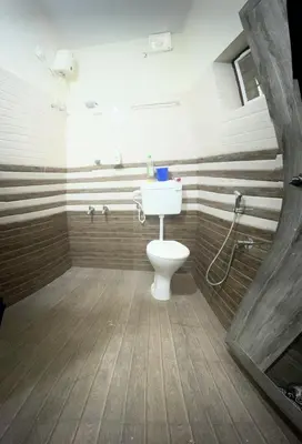 a bathroom with a toilet and a shower at Lilly in Alattūr