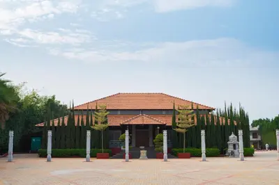 a building with a cat statue in front of it at Poojaris Nirantara - Mysuru in Hampāpura