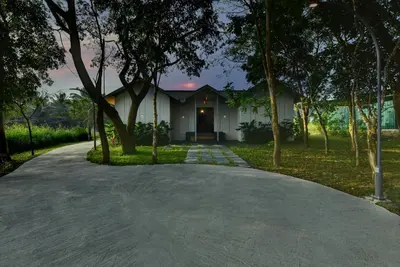 a driveway leading to a house at Sandesh Water Edge Kabini in Begūr