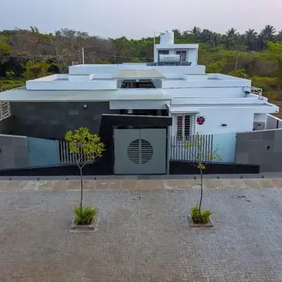 S R Pool Suites