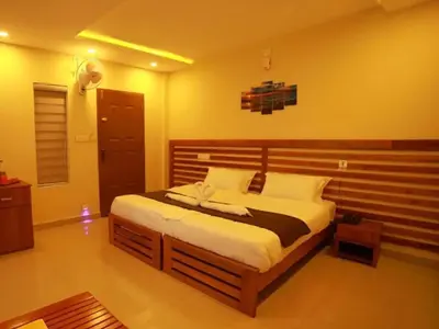 a bedroom with a large bed in a room at Mizzle Resort in Padinjarathara