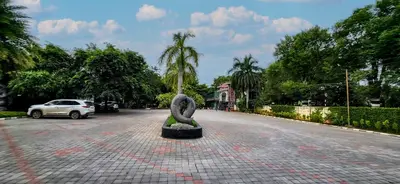 a statue in the middle of a street at Sakthi River Resort in Pollāchi