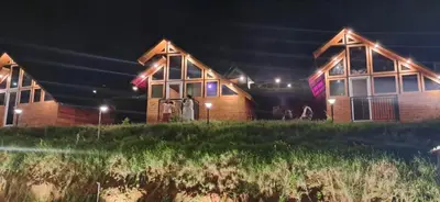 a house at night with the lights on at Fairyland Resort in Kodaikānāl