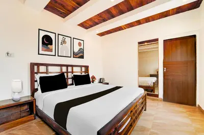 a bedroom with a large bed in a room at Super Collection O Charing Cross Ooty in Ooty