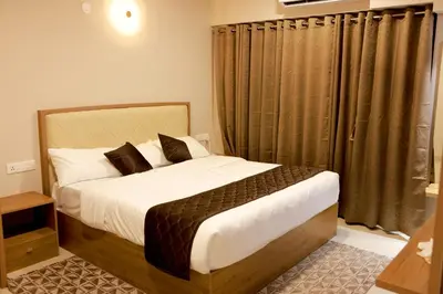 a bedroom with a large bed and a window at Luxairy in Chewarra
