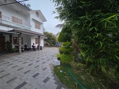 a courtyard of a house with a tree at Serahs Homestay in Agali