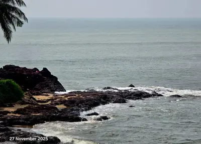 a view of the ocean from a rocky beach at Thiruthi Homestay in Vallikunnu