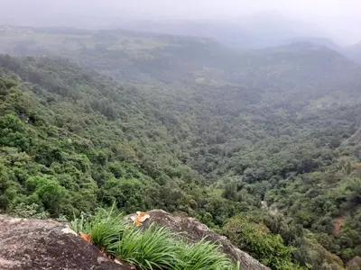 a view of a valley from the top of a mountain at Nomadcasa Rooms in Kanthalloor