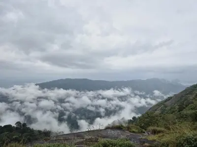 a view of a valley of clouds in the mountains at Mamalakandam - Egg House - in Diya Homestay in Mamalakandam