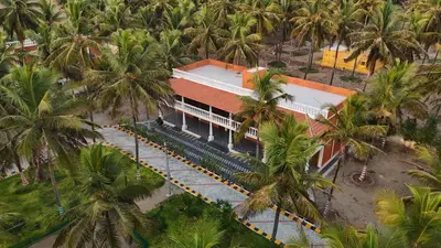 an overhead view of a building with palm trees at Metro Club Resort in Kāmānayakkanpālaiyam
