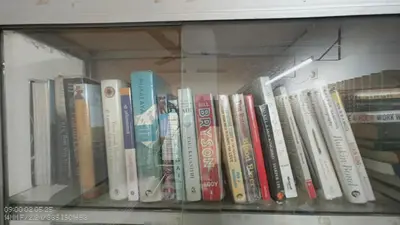 a book shelf filled with lots of books at The Mangosteen Homestay in Kodanad