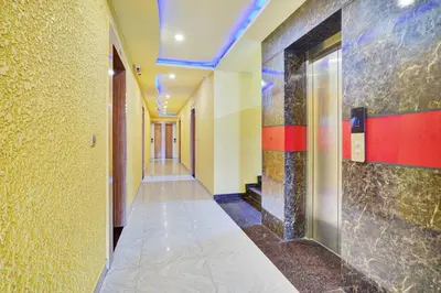 a hallway with at Hotel O Kushal Nagar Near KSRTC Bus Stand in Kushālnagar