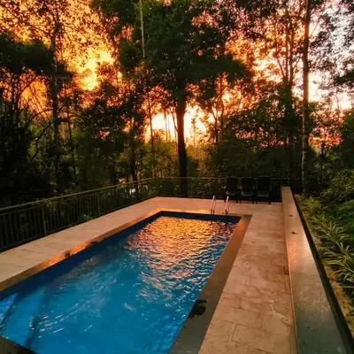 IRU Homes - Private Family Stay with Pool