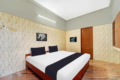 a bedroom with a large bed in a room at Collection O Central Railway Station Tiruppur in Tiruppūr