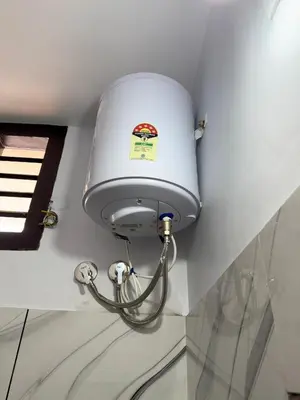 a water tank on the wall of a bathroom at Joseph's Residency Homestay in Podanūr