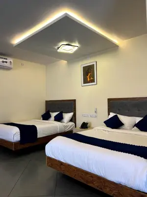 two beds in a hotel room with twothirdsessions at Pakalakam Resorts in Cheruppulasseri