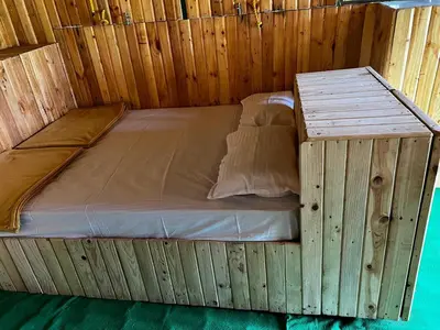 a wooden bed in a wooden iguanauanauanauanauanauanauanauanauana at bandipur stay in Tāmarakarai