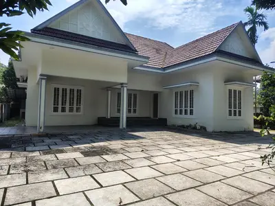a white house with a tile roof at Oriyon villa in Kāladi