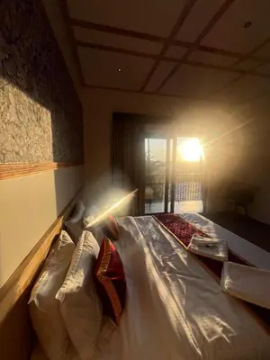 a large bed in a room with a window at Camplights Stays in Tariyod