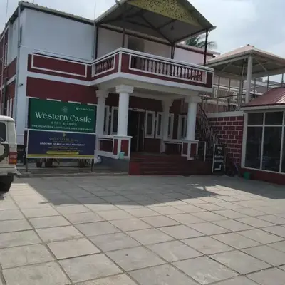 Western Castle Stay n lawn