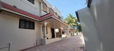 a cobblestone alleyway next to a building at Sri Kamakshi Amman Home Stay in Tudiyalūr