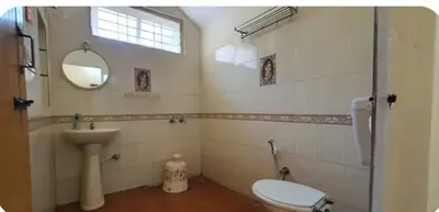 a bathroom with a sink and a toilet and a mirror at Nakoor volkot in Suntikoppa