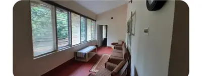 a waiting room with chairs and a window at Nakoor volkot in Suntikoppa
