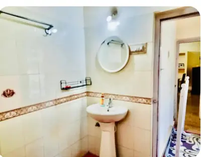 a bathroom with a sink and a mirror at Nakoor volkot in Suntikoppa