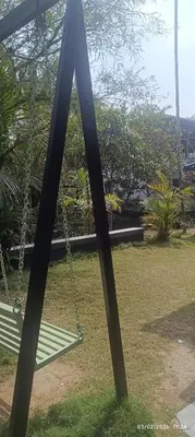 a swing in a park with a large arrow at blue Mount stay in Gūdalūr