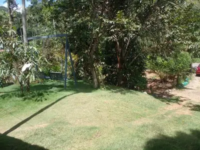 a park with a bench in the grass at blue Mount stay in Gūdalūr