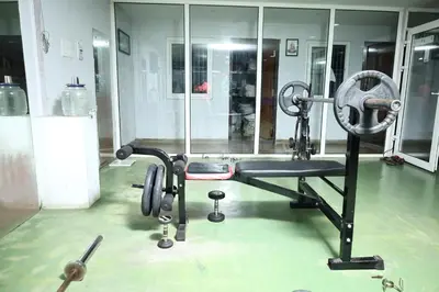 a room with a gym with a machine at Valparai home villas in Vālpārai