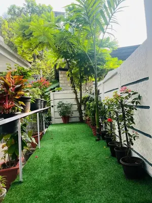 a small garden with plants and potted plants at Nandbhavan Guruvayur in Guruvāyūr