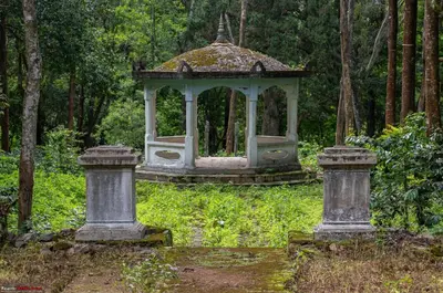 an old gazebo in the middle of a garden at Puthuthottam Annexe in Vālpārai