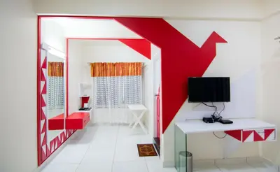 a room with a red arrow painted on the wall at The Cocoon in Gonikoppal