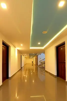 an empty hallway in a building with a ceiling at Hotel Wilton in Sultan Bathery