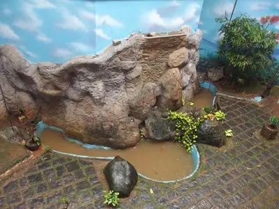 a model of a waterfall in a store window at Devasura inn in Guruvāyūr