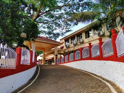a red fence in front of a house at KTDC Tamarind, Mannarkkad in Alanallūr