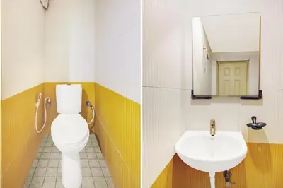 a bathroom with a toilet and a sink at Super Townhouse Mysore City Centre Formerly Hotel Mahendra in Mysore