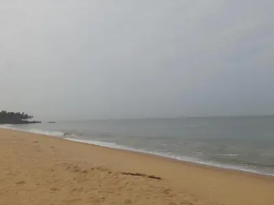 an empty beach with the ocean in the background at Oceangreen cottage in Kannur