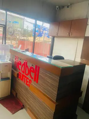 a redcial juice counter in a restaurant with a view at Redbell Suites Calicut in Kozhikode